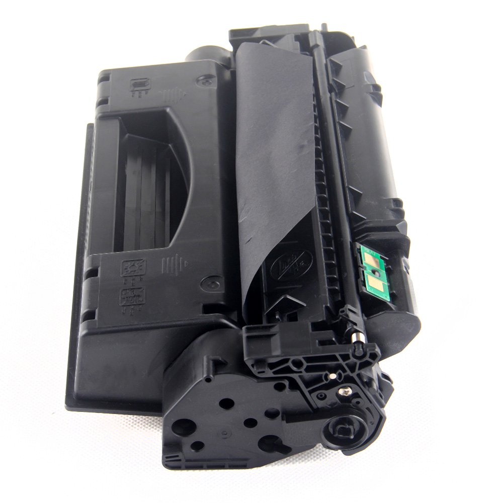 Pokazany jest czarny toner, z widocznymi różnymi częściami mechanicznymi. Tło jest białe.