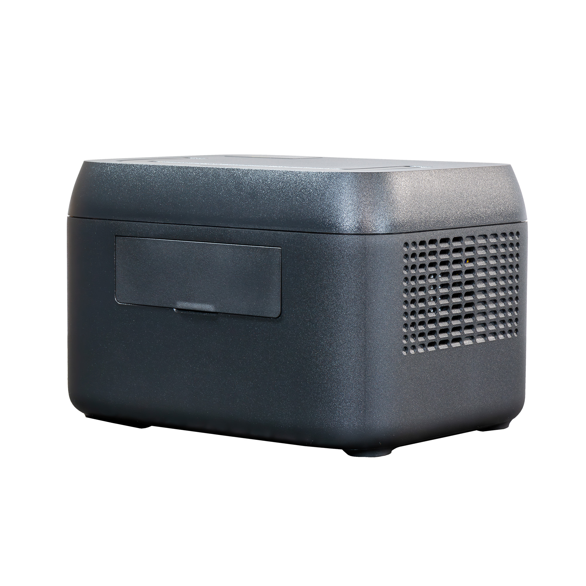 Un dispositivo rectangular gris oscuro con una ventilación lateral y una pequeña puerta. El fondo es blanco.
