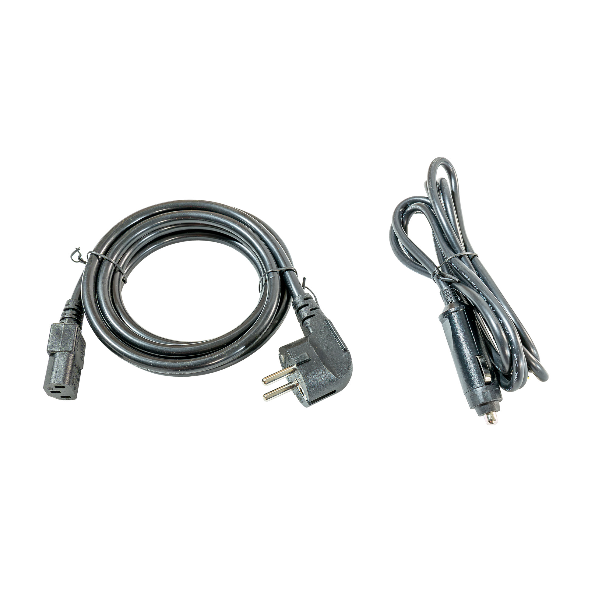 Dos cables de alimentación negros sobre fondo blanco. Uno enrollado, otro con adaptador para coche.