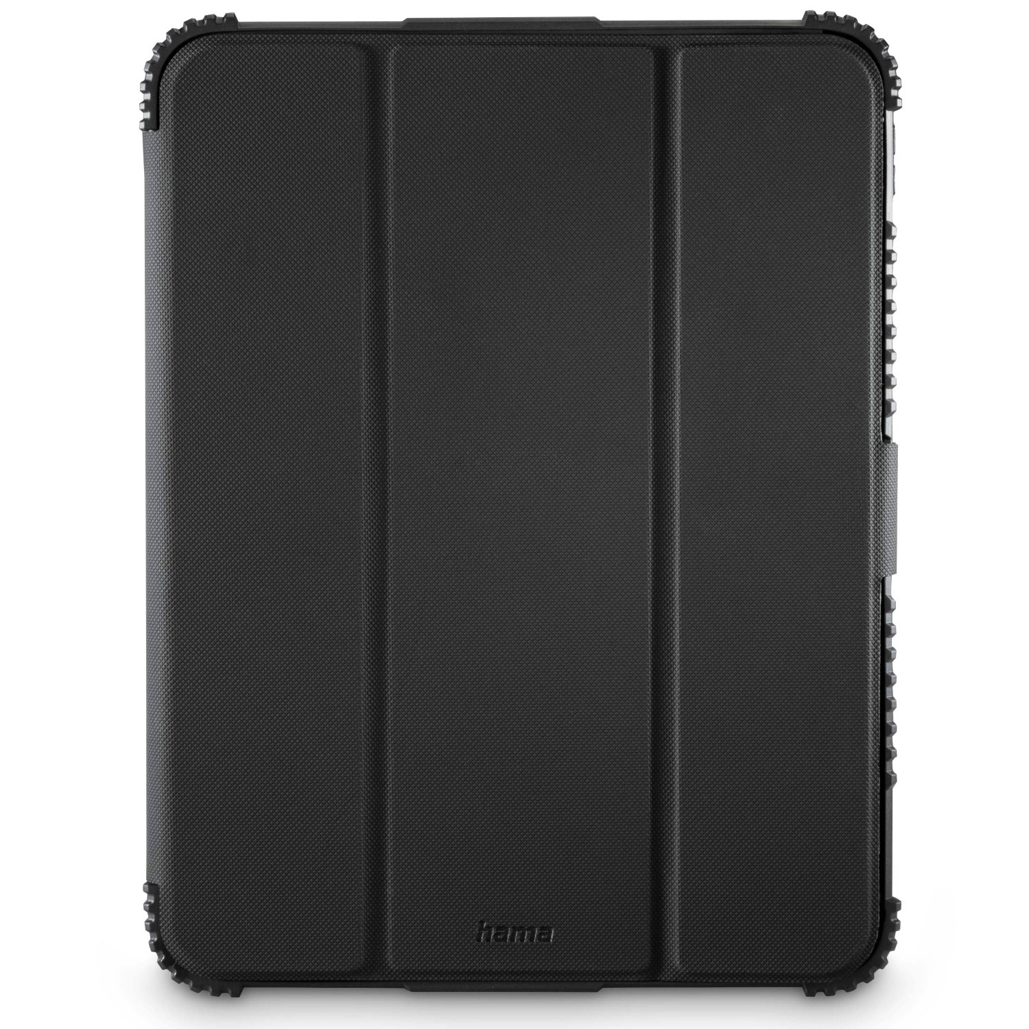 Czarny pokrowiec na tablet, złożony, z teksturowaną powierzchnią. Pokrowiec ma ramę ochronną. Widoczna jest nazwa marki 'hama'.