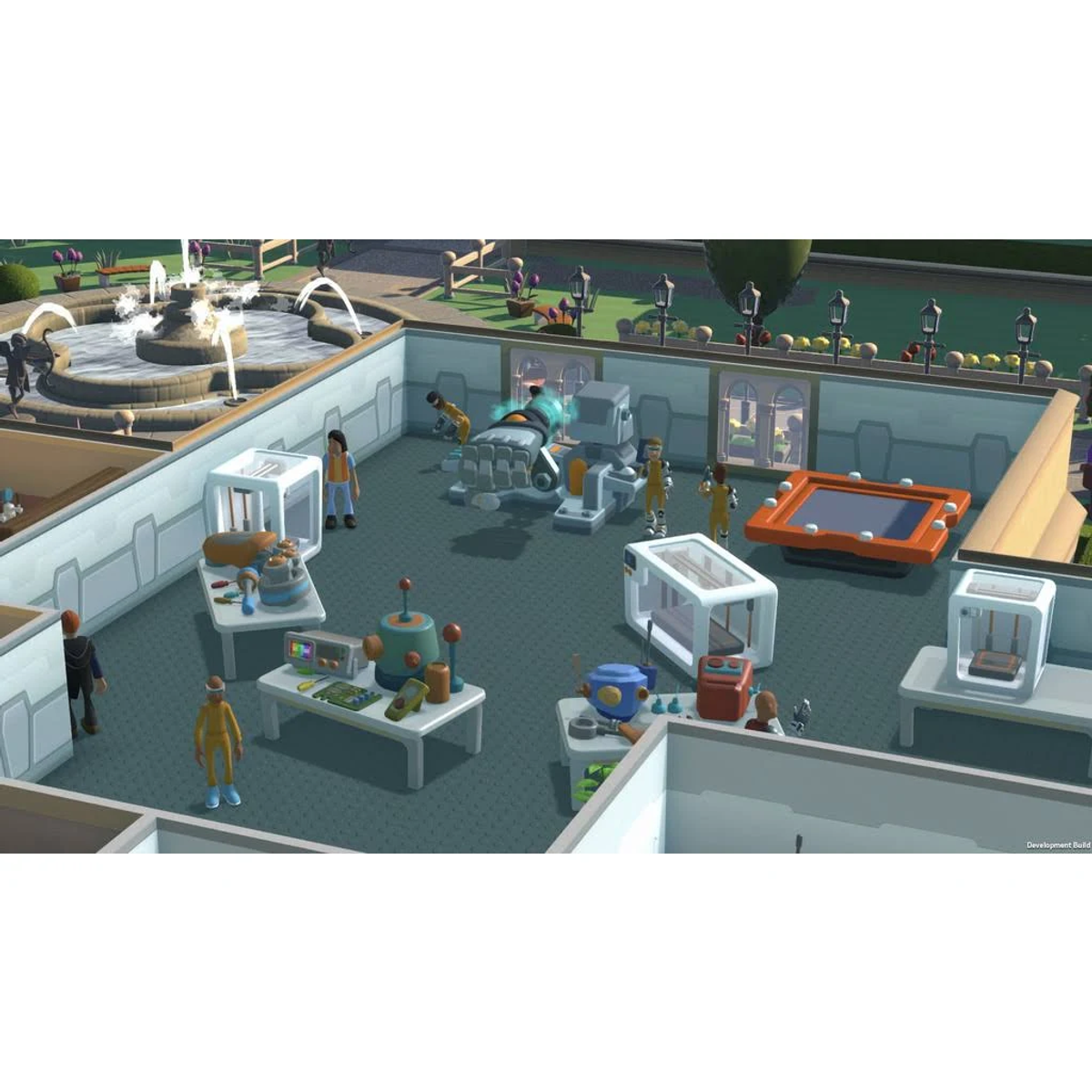 Scena w pomieszczeniu z ludźmi, stołami z przedmiotami i maszynami. Na zewnątrz widoczna fontanna. Sceneria wydaje się być laboratorium lub warsztatem.