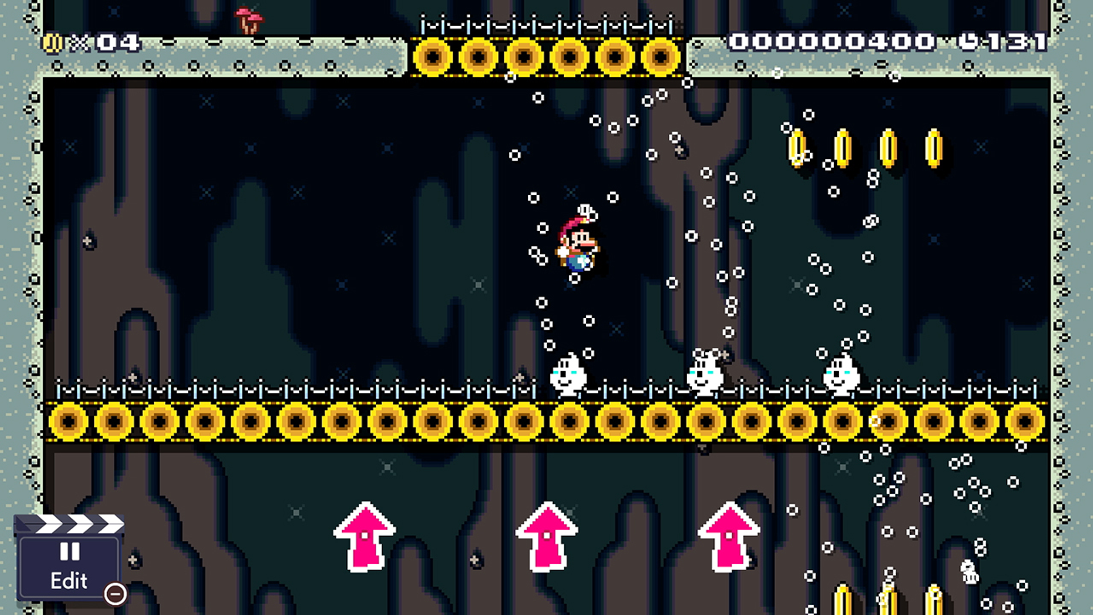 Mario springt in einem pixeligen Unterwasserlevel. Feinde und Münzen sind vorhanden. Das Level hat Plattformen, Blasen und Pfeile.