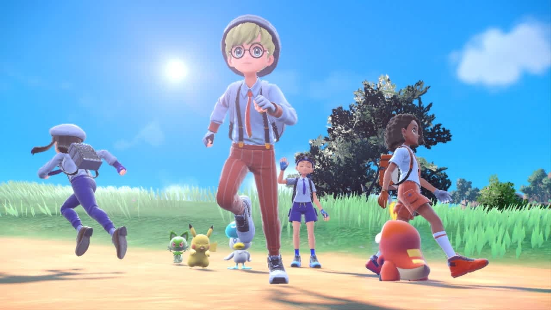 Diversi personaggi in stile anime corrono attraverso un campo soleggiato con i Pokemon. Un sole splendente brilla sullo sfondo. Cielo blu.