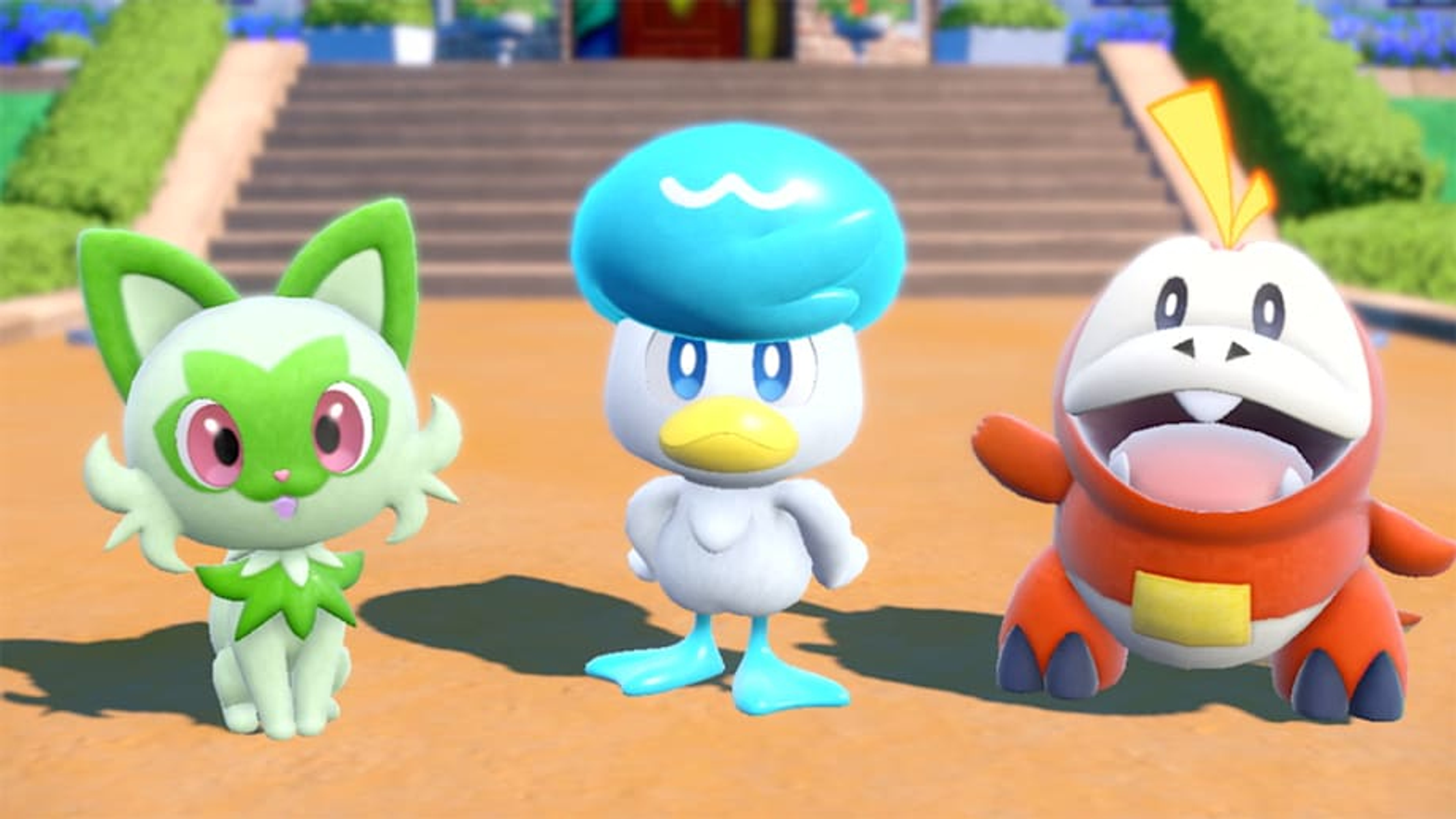 Tres personajes de Pokémon: un gato verde, un pato azul y un cocodrilo naranja. Se paran frente a una escalera y arbustos.