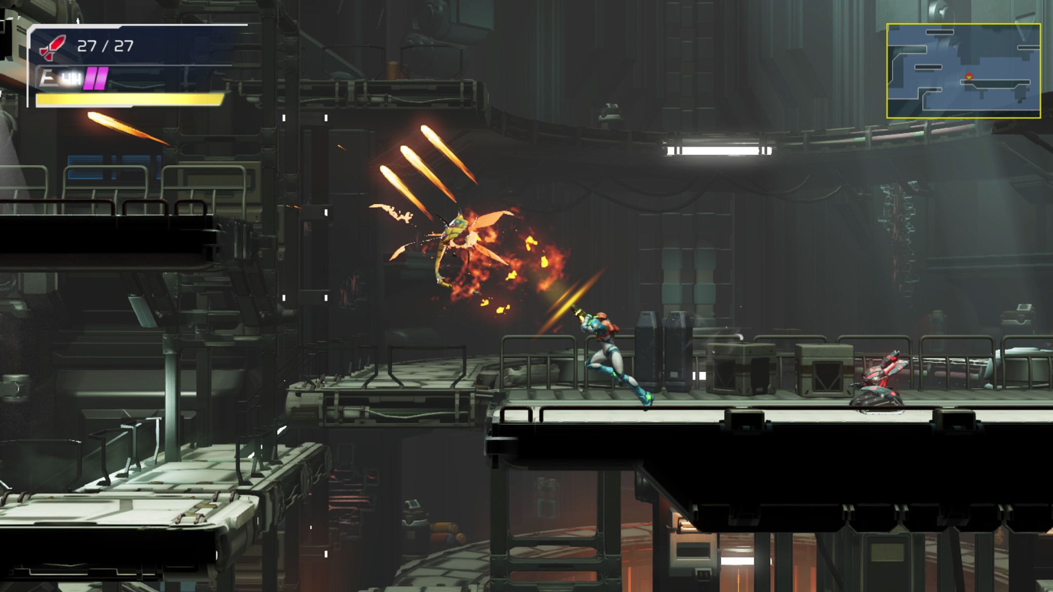 Samus Aran kämpft in einer metallischen, futuristischen Umgebung gegen ein feuriges, geflügeltes Wesen. Explosionen und Energiestrahlen sind sichtbar.