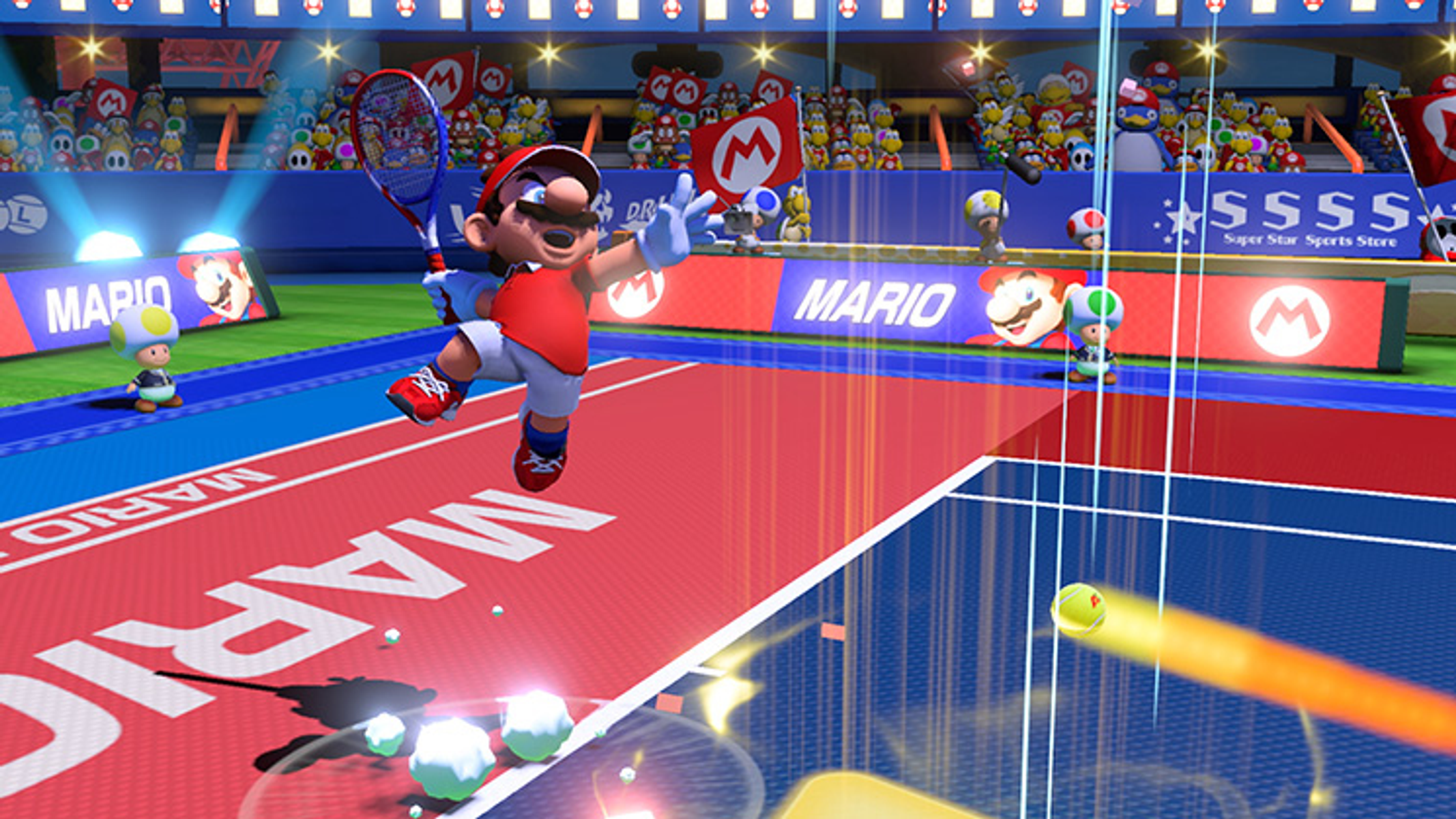Mario gra w tenisa, skacze, by uderzyć piłkę. Kort tenisowy ze słowem MARIO, z kibicami w tle.