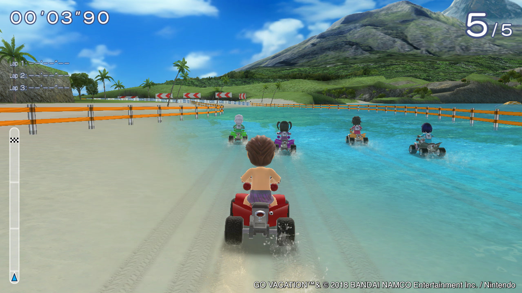 Ein Strandrennen mit Cartoon-Charakteren auf ATVs. Die Strecke befindet sich in flachem Wasser, im Hintergrund ein Berg. Punktestand 5/5.
