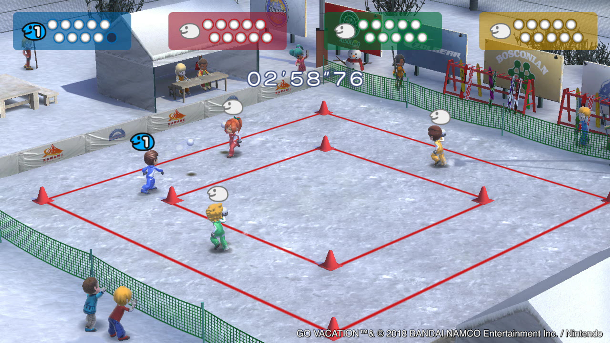 Eine Wintersportspielszenen. Charaktere spielen Volleyball auf einem schneebedeckten Feld, das mit roten Linien markiert ist. Punktestände und Timer sind sichtbar.