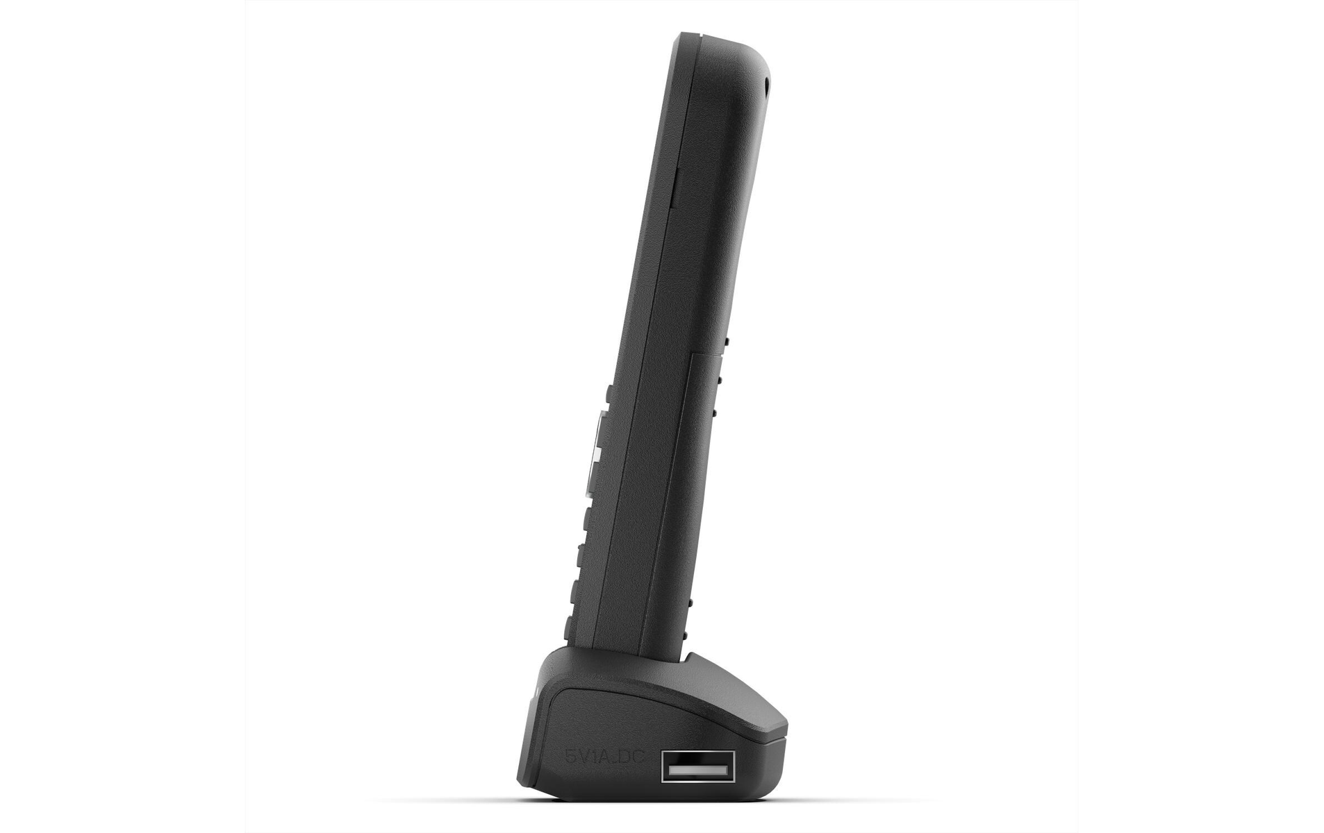 Un teléfono inalámbrico negro con su base sobre un fondo blanco. El teléfono está en ángulo. Se ve un puerto USB.