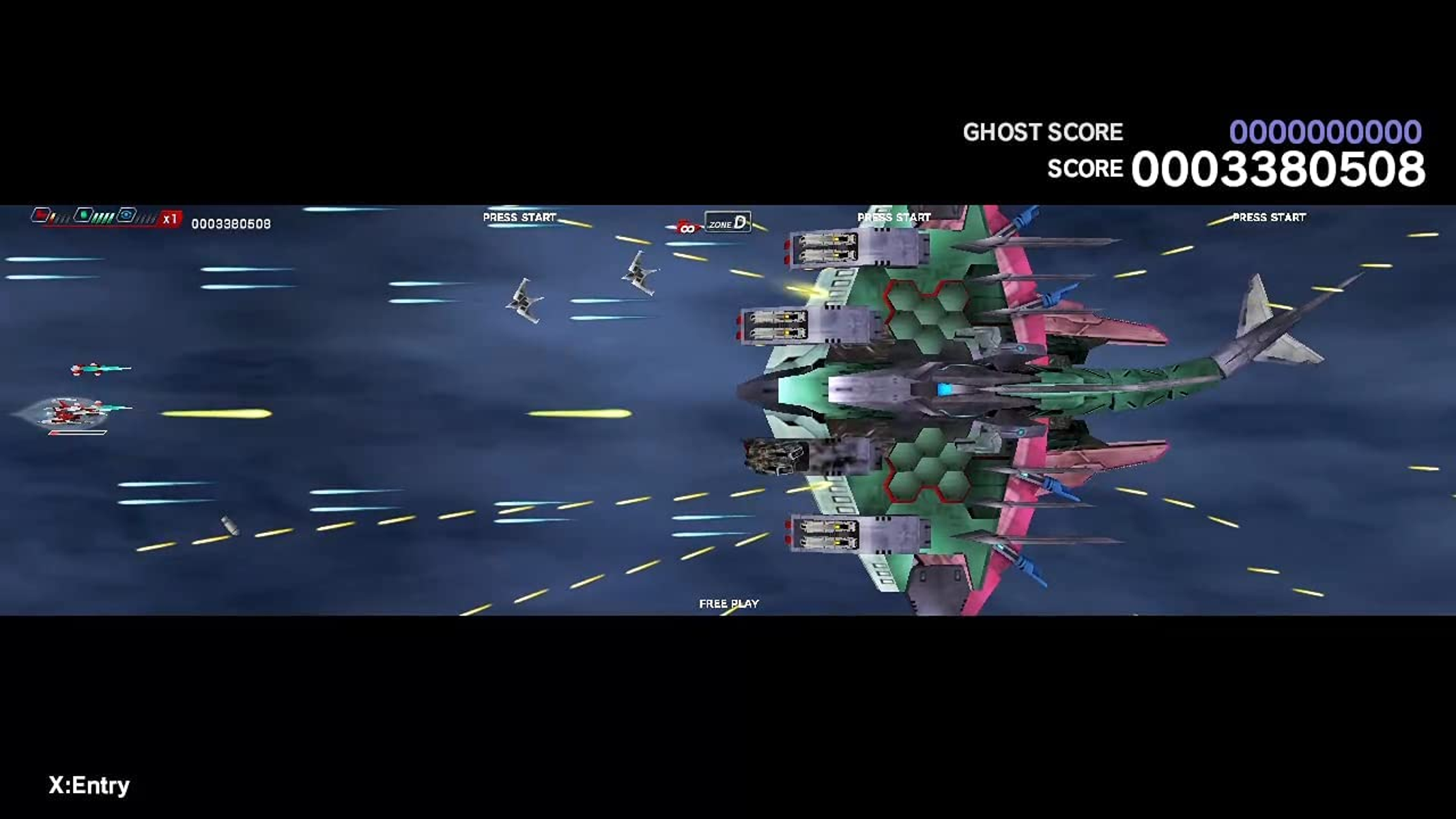 Scena z gry typu vertical shooter. Kilka statków kosmicznych strzela do dużego, zielono-różowego statku. Wynik i informacje na górze.