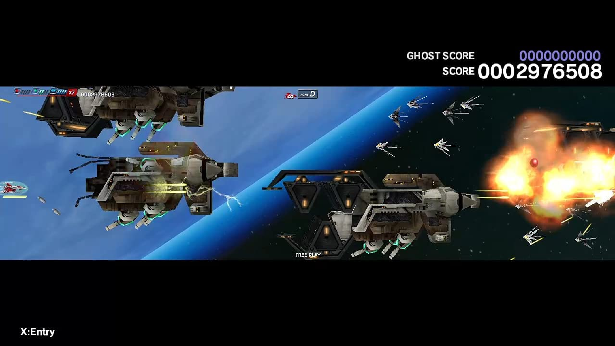 Scena bitwy kosmicznej. Statki kosmiczne strzelają do siebie. Widoczne eksplozje i pociski, tło przedstawia planetę.