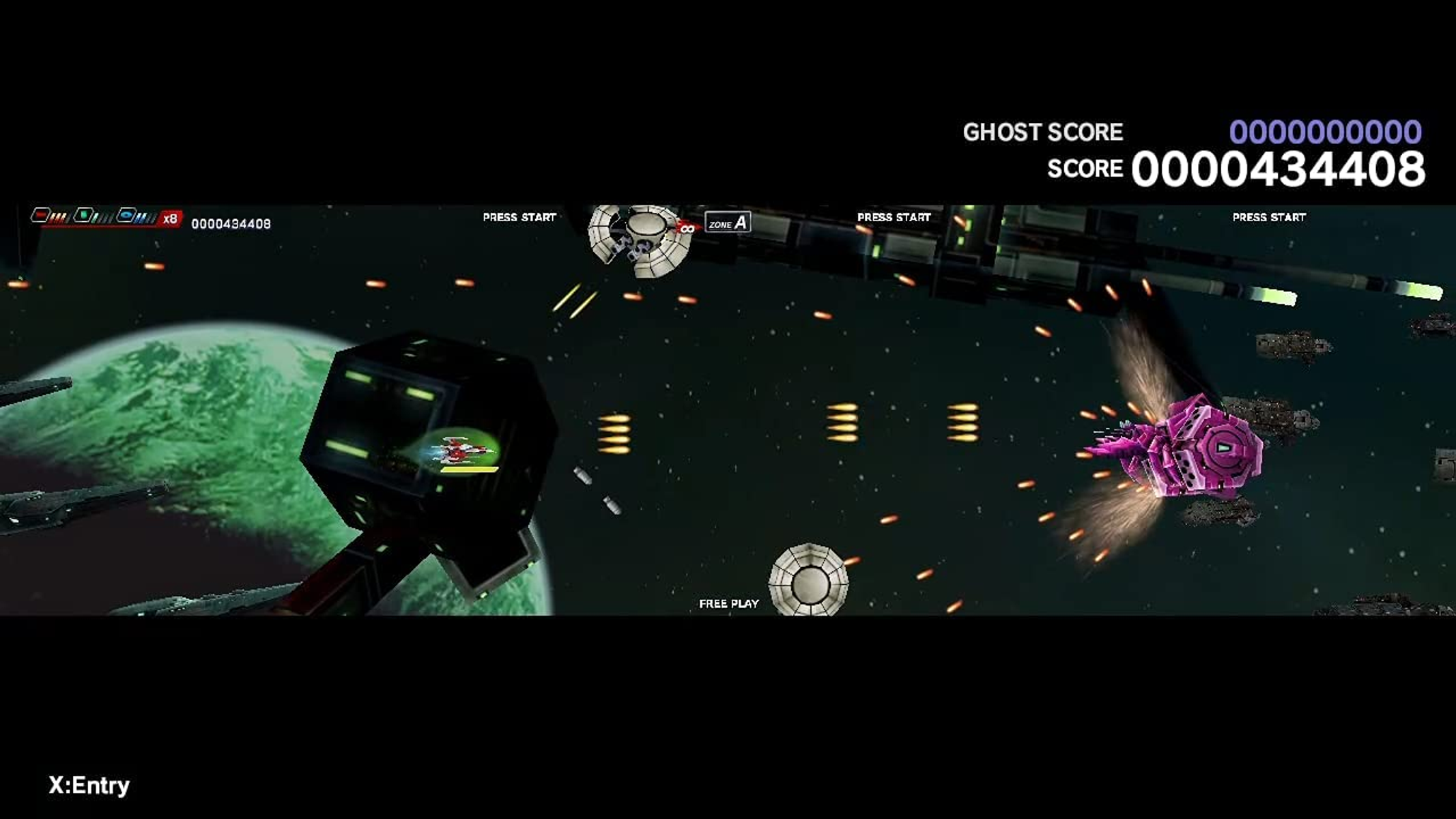 Scena gry strzelanki kosmicznej. Fioletowy statek strzela do różowego wroga. Wyświetlany jest wynik. Zielona planeta w tle.