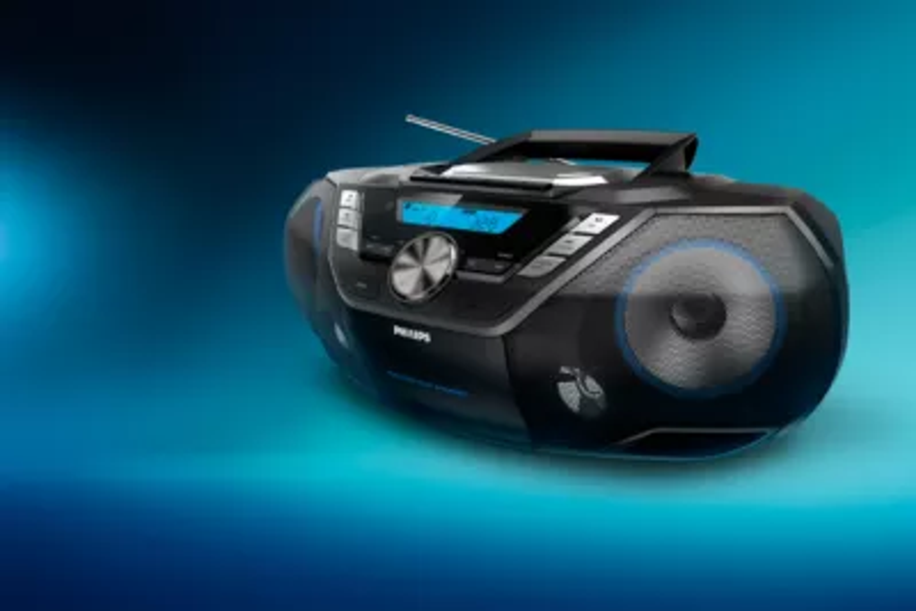 Zwarte Philips boombox met blauwe accenten. Voorzien van een digitaal display, luidsprekers en antenne. Op blauwe achtergrond.