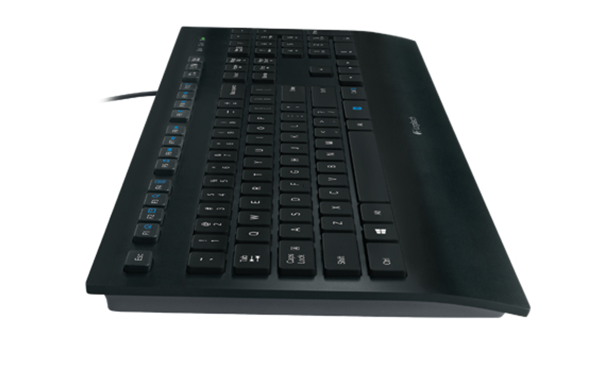 Una tastiera Logitech nera su una superficie bianca. I tasti sono neri con lettere bianche. La tastiera è leggermente angolata.