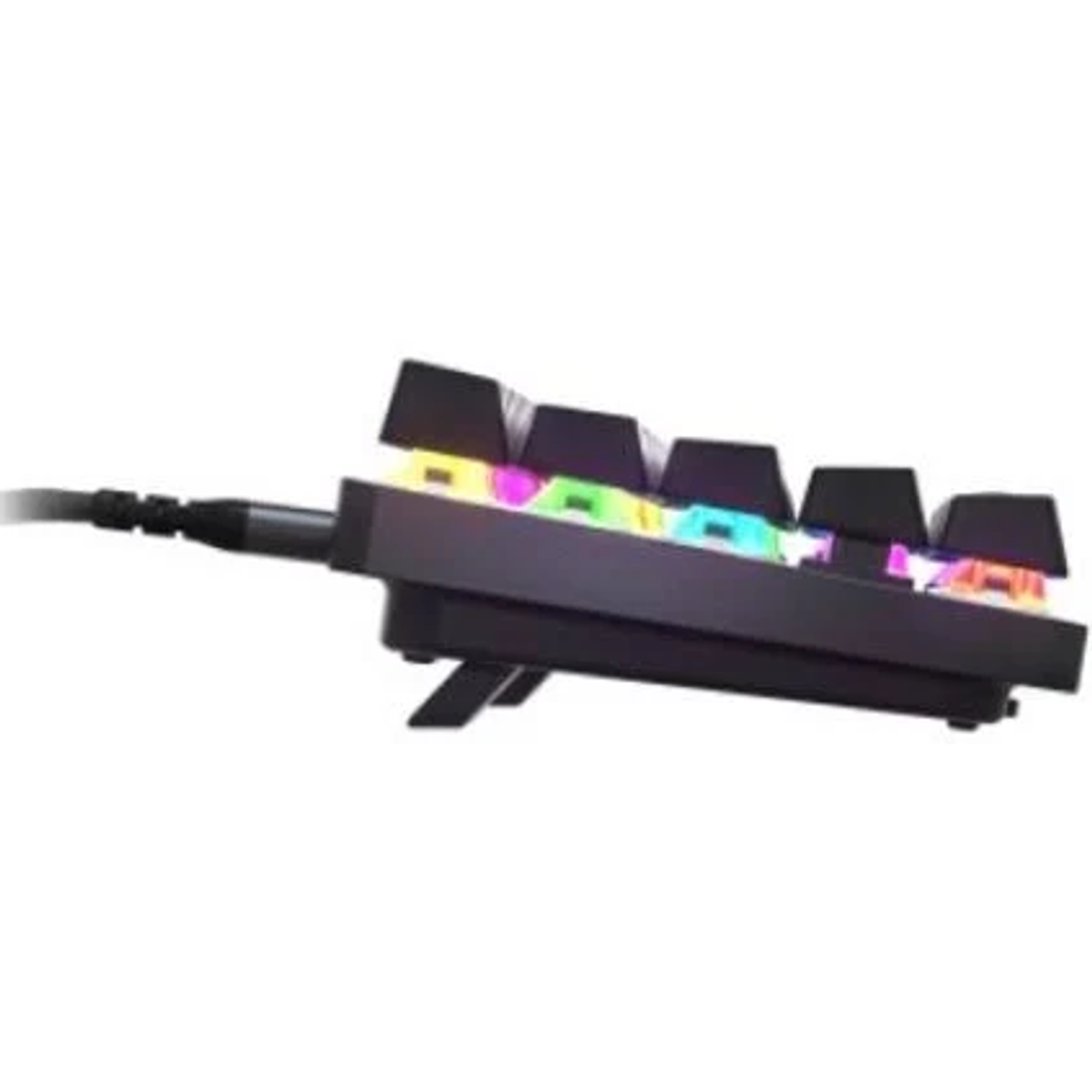 Un teclado mecánico negro con teclas brillantes se muestra en ángulo. Un cable está conectado al teclado.