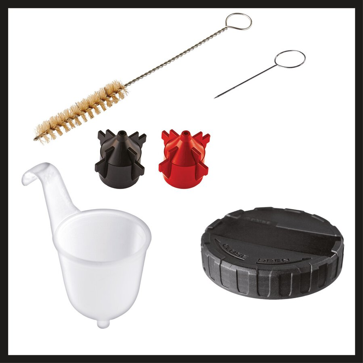 Asortyment narzędzi malarskich: pędzel, igła, dwie dysze (czarna i czerwona), biały kubek i czarna nasadka.