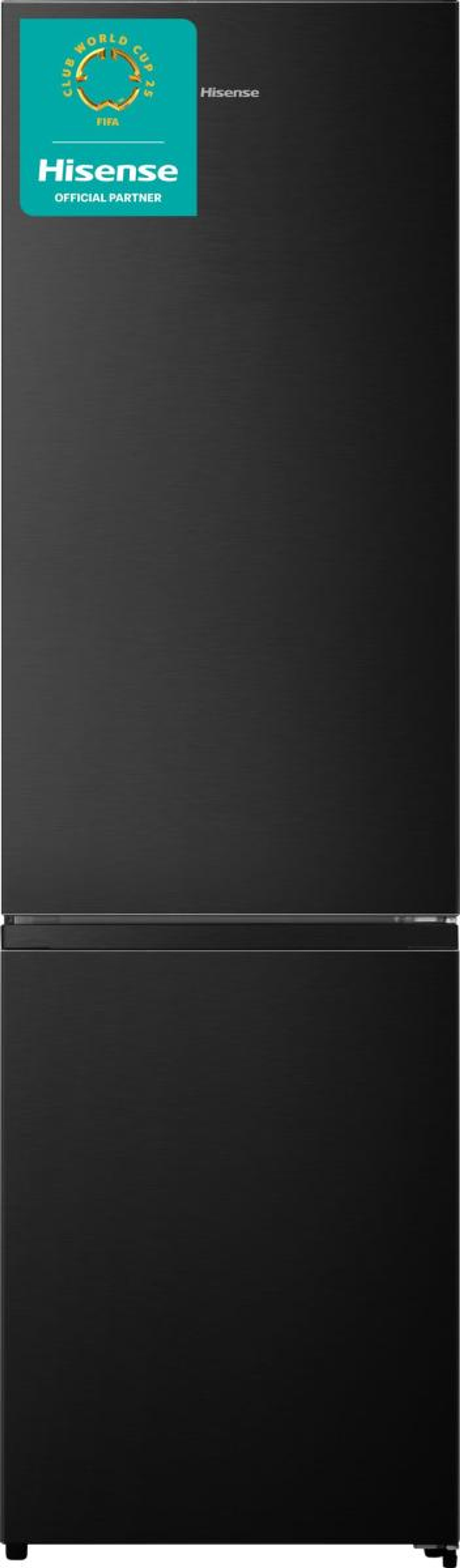 Ein schwarzer Hisense-Kühlschrank mit FIFA World Cup-Logo. Der Kühlschrank hat zwei Abschnitte und ein gebürstetes Metall-Finish.