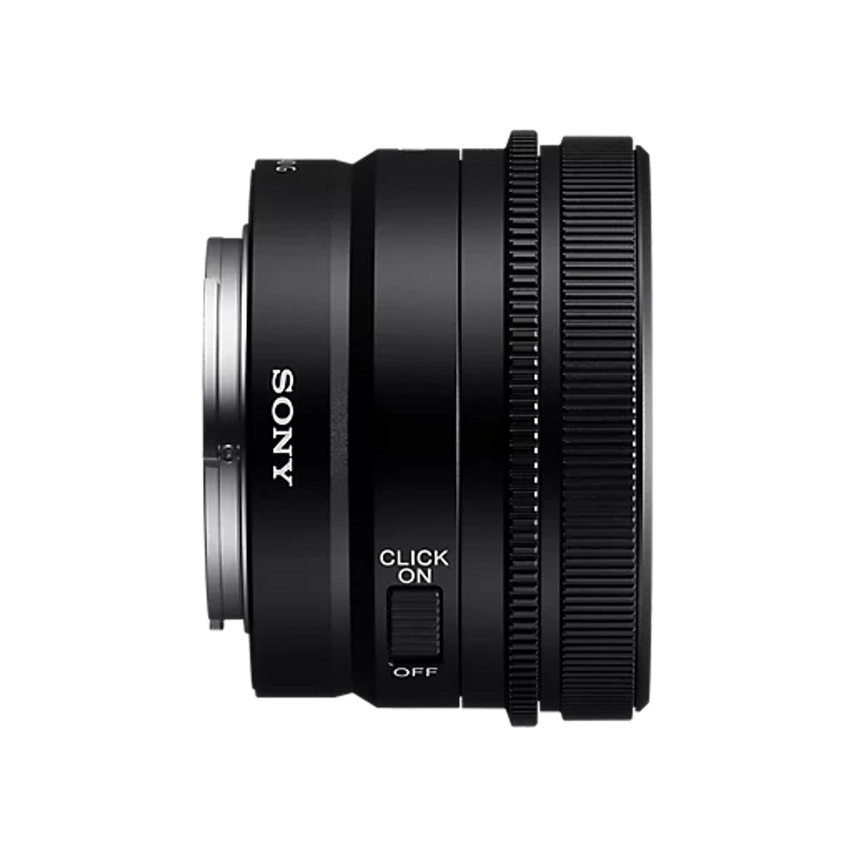 Pokazano czarny obiektyw do aparatu Sony. Ma srebrny bagnet, czarny korpus z żłobieniami i przełącznik z napisem 'CLICK ON OFF'.