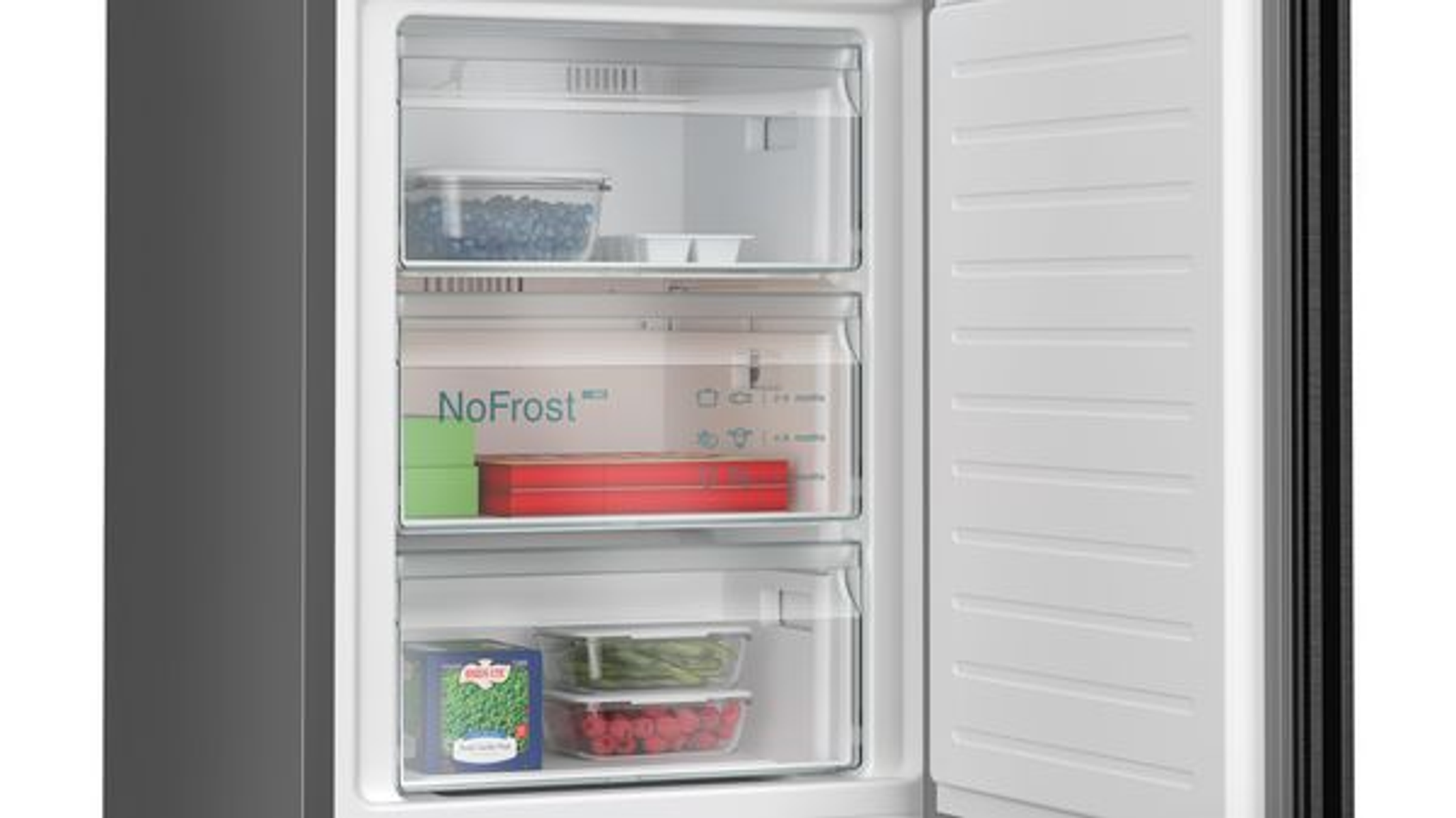 Ein Gefrierschrank mit offener Tür, der drei Fächer mit Lebensmitteln zeigt. Enthält Erbsen, Beeren und eine rote Schachtel.