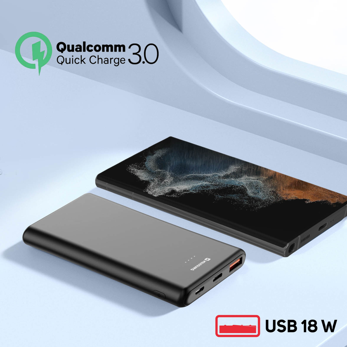Eine schwarze Powerbank und ein Smartphone liegen auf einer hellblauen Oberfläche. Qualcomm Quick Charge 3.0 und USB 18W Text sind ebenfalls vorhanden.