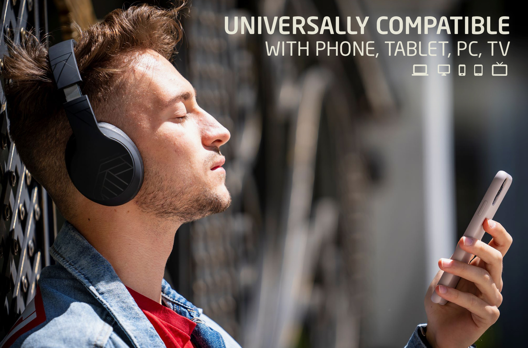 Hombre con auriculares y teléfono. Texto: Compatible universalmente con teléfono, tableta, PC, TV.