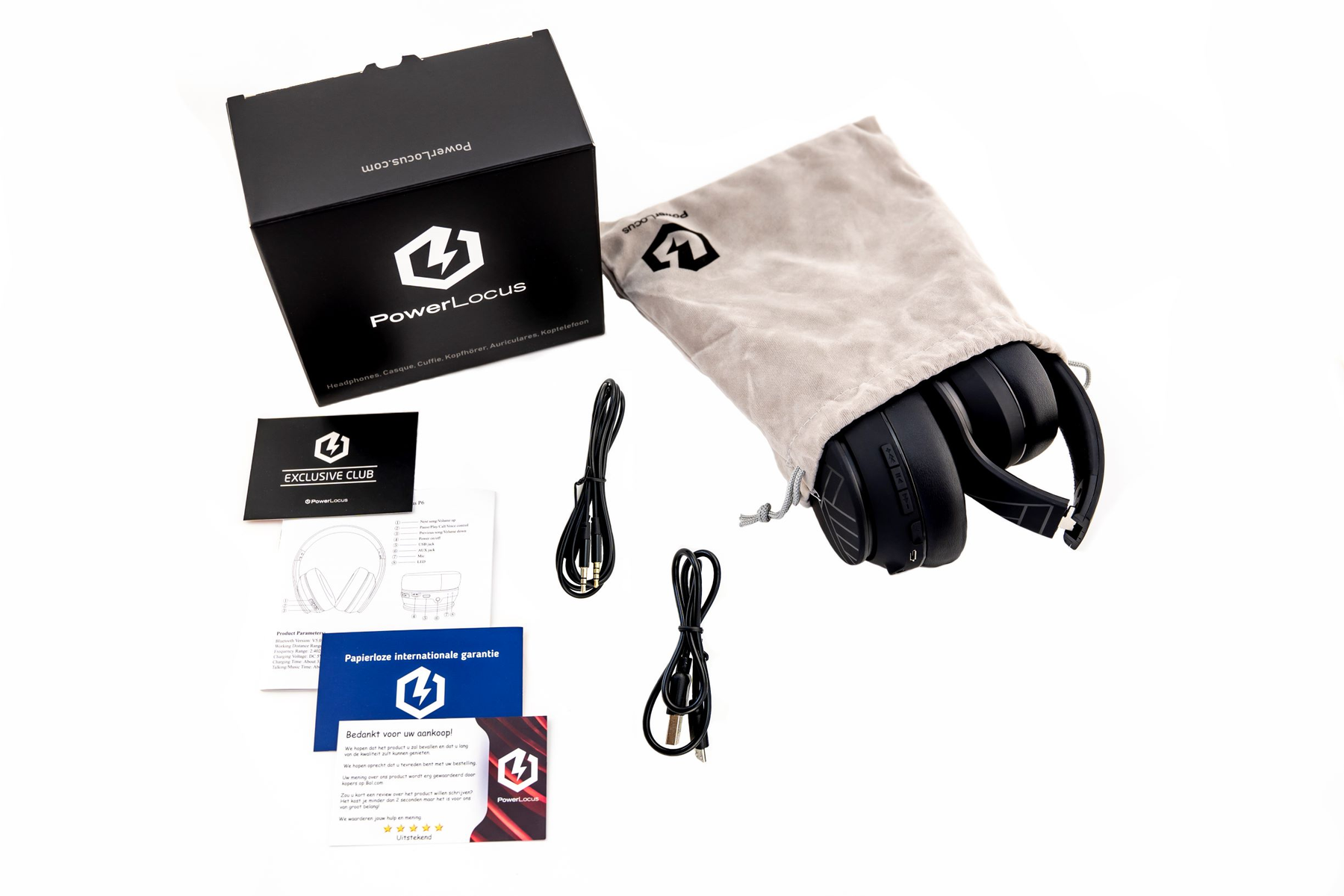 Auriculares negros en bolsa beige, caja negra con logo, cables y tarjetas sobre superficie blanca.