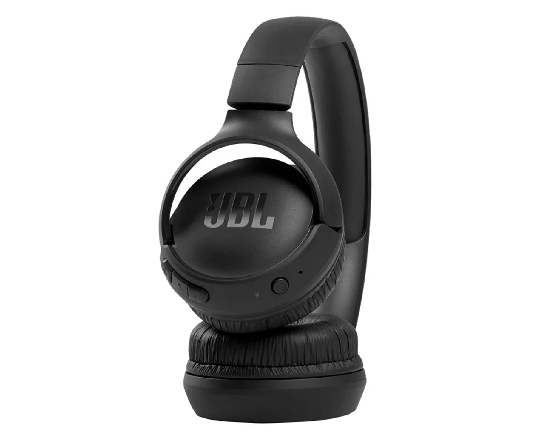Cuffie JBL nere su sfondo bianco. Le cuffie sono over-ear, con il logo JBL visibile sul padiglione.