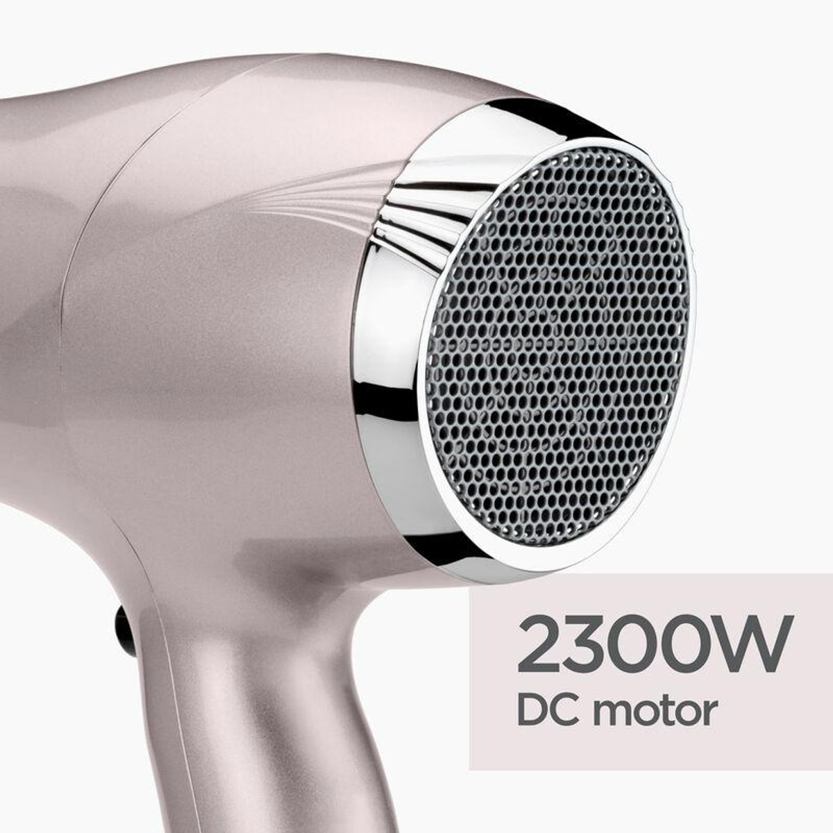 Close-up van een roze föhn met een zilveren rand en een zwart gaasfront. De tekst luidt 2300W, DC-motor.