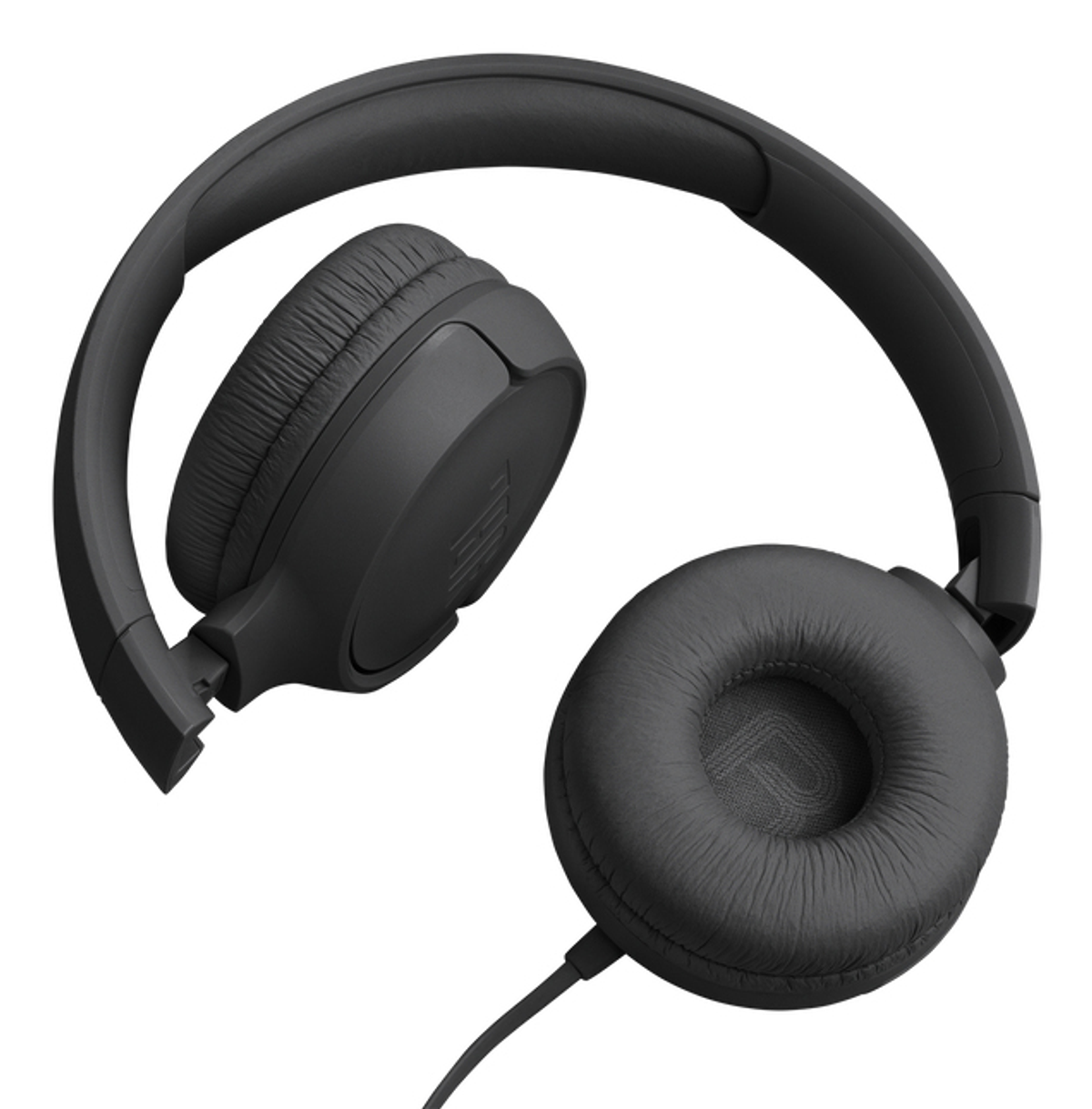 Cuffie JBL nere su sfondo bianco. Un padiglione è rivolto allo spettatore, l'altro è inclinato. Un cavo si estende dal padiglione destro.