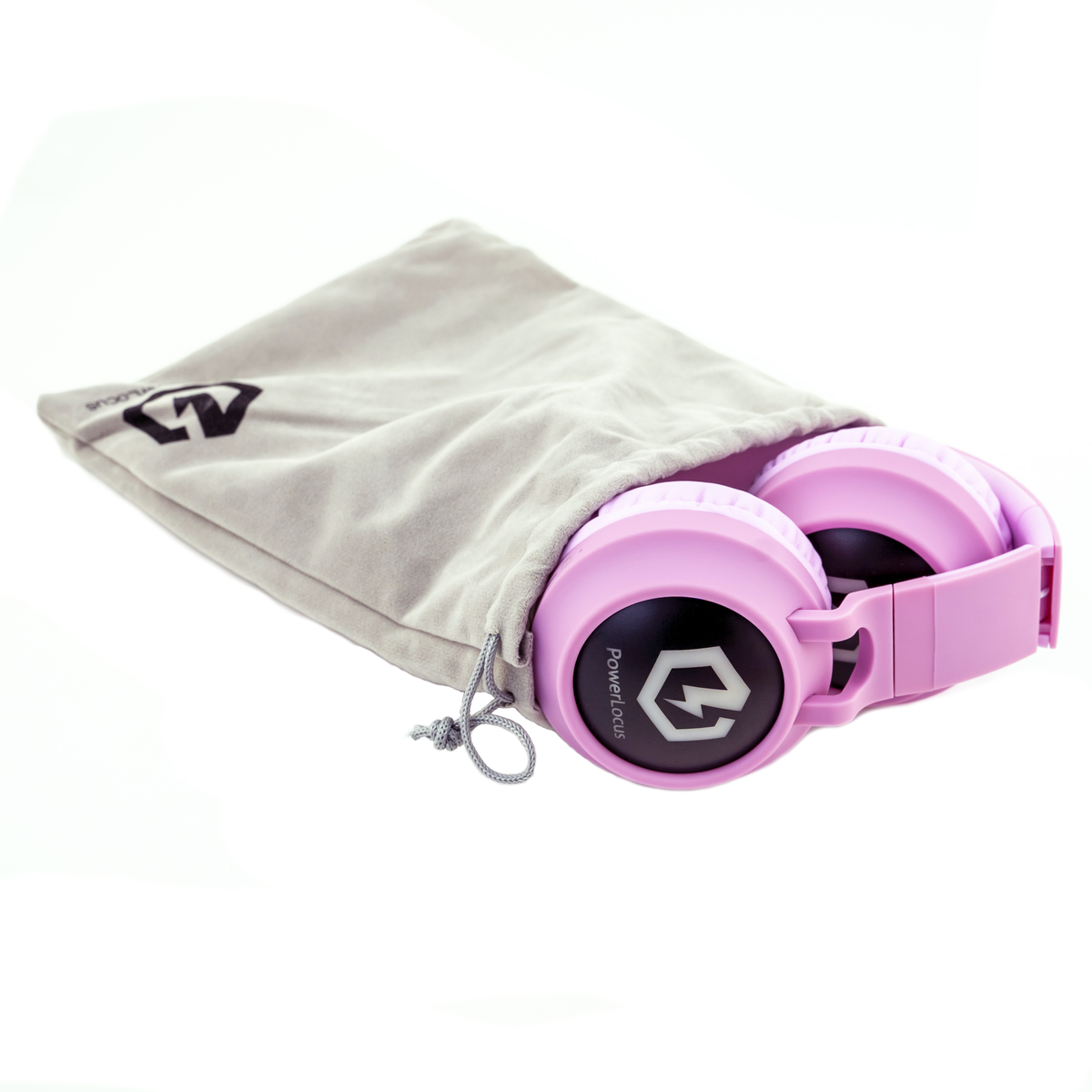 Cuffie rosa parzialmente fuori da un sacchetto grigio. Le cuffie hanno loghi in bianco e nero sui padiglioni. Sfondo bianco.