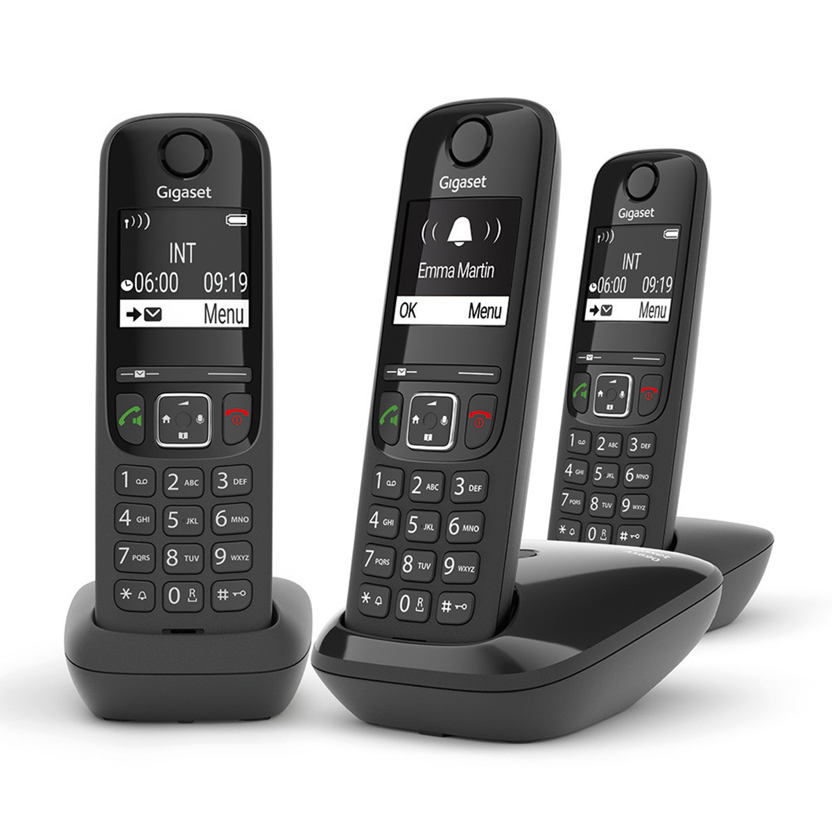 Tres teléfonos inalámbricos Gigaset negros en bases de carga. Las pantallas muestran la hora y las opciones del menú. Un teléfono muestra el nombre del llamante.