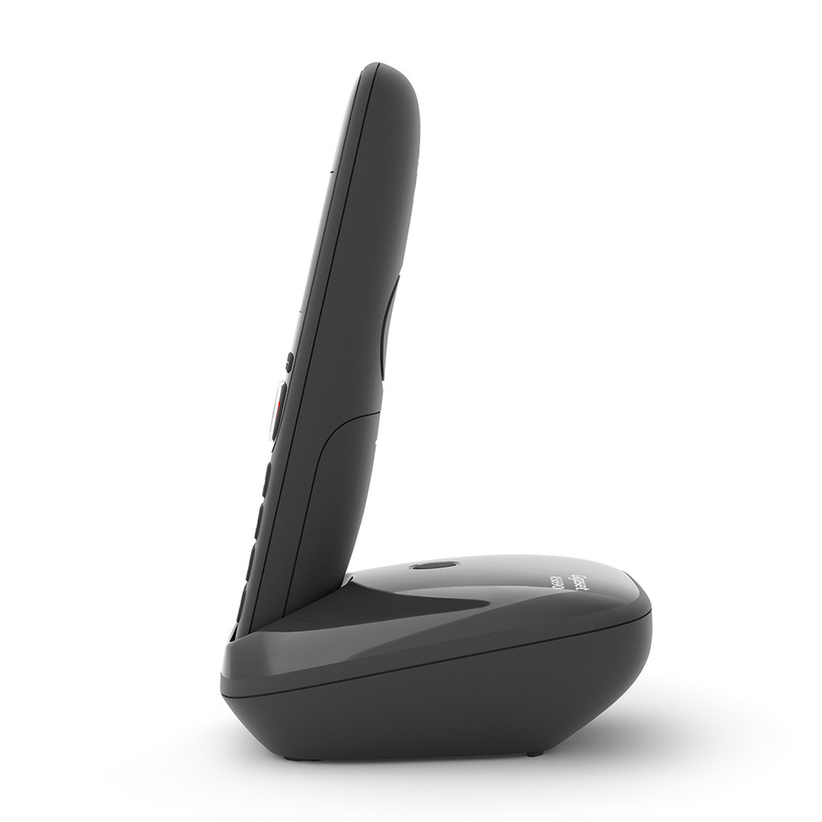 Un teléfono inalámbrico negro está sobre una superficie blanca. El teléfono está en su base de carga. El teléfono tiene botones y una antena.