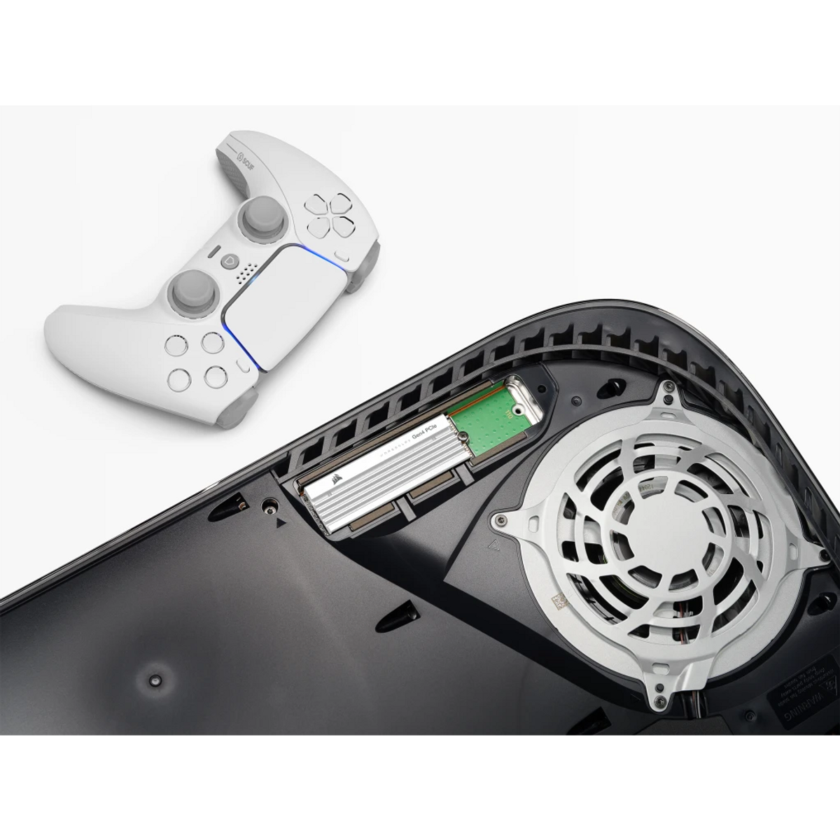 Biały kontroler do gier i czarna konsola ze srebrnym wentylatorem i zieloną płytką na białym tle.