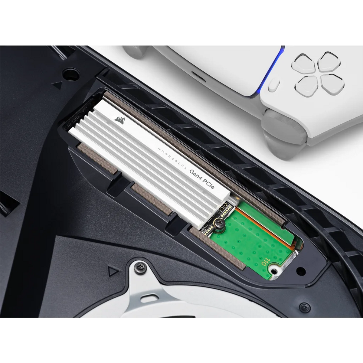 Srebrny dysk SSD zainstalowany w czarnej konsoli, z białym kontrolerem w tle. Dysk SSD jest oznaczony jako "Gen4 PCIe".