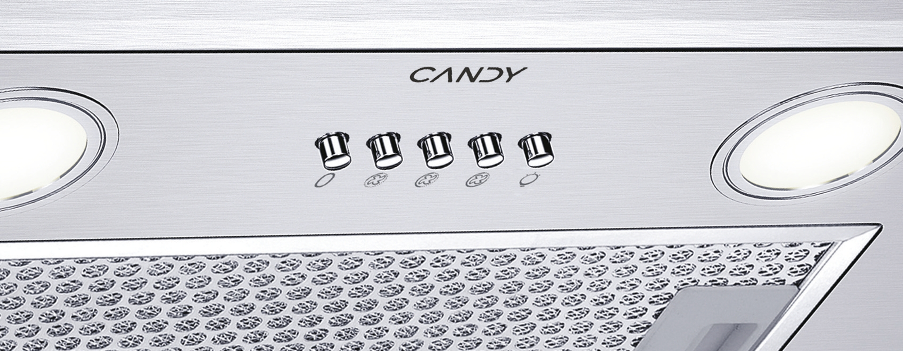 Una campana extractora Candy de acero inoxidable con luces y mandos. Debajo de los controles se ve un filtro de malla metálica.