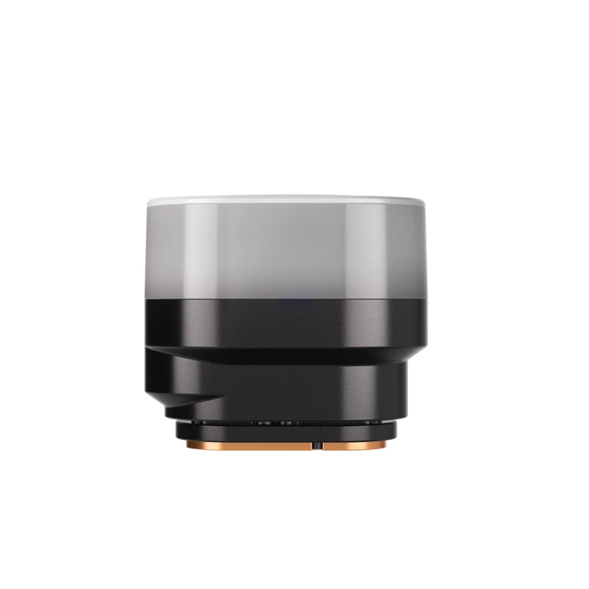 Cylindryczne urządzenie ze srebrną górą, czarną środkową częścią i brązową podstawą, na czarnym tle.