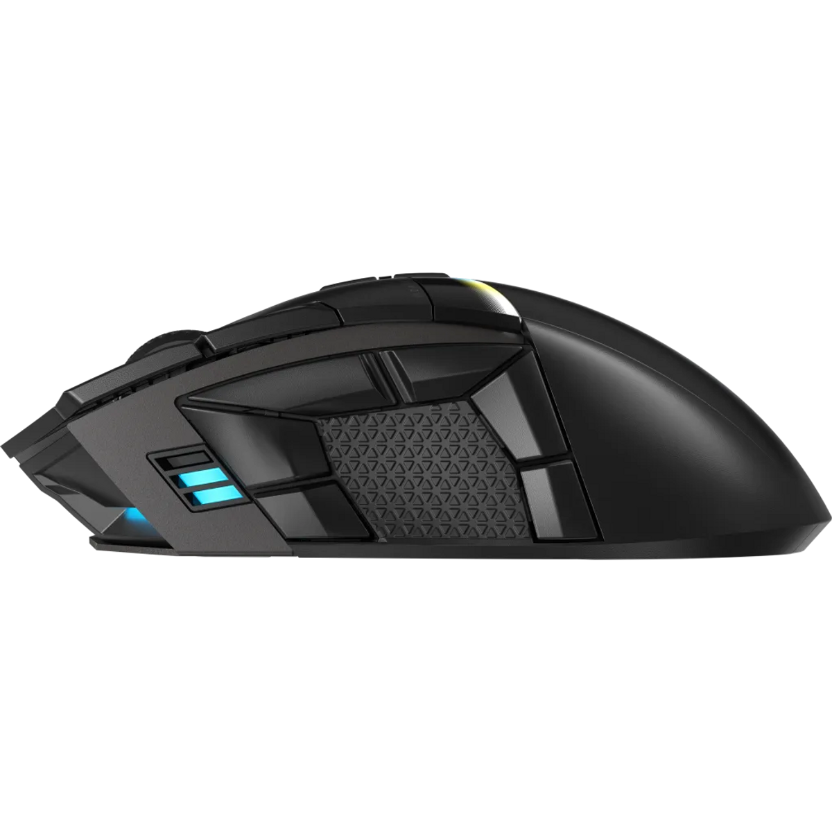 Czarna mysz do gier z niebieskimi światłami. Ma teksturowany uchwyt i kilka przycisków, na czarnym tle.