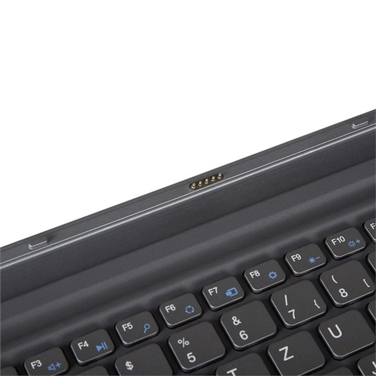 Nahaufnahme einer schwarzen Tastatur. Sichtbare Tasten sind F3, F4, F5, F6, F7, F8, F9 und F10. Es gibt auch einen Ladeanschluss.