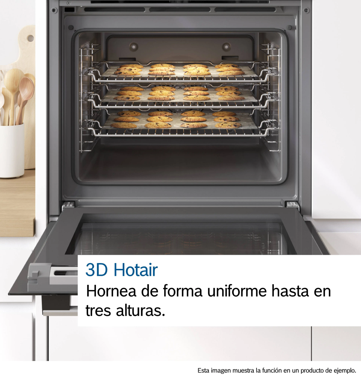 Horno con galletas horneándose en tres rejillas. La puerta del horno está abierta. Texto: 3D Hotair. Hornea uniformemente en tres niveles.