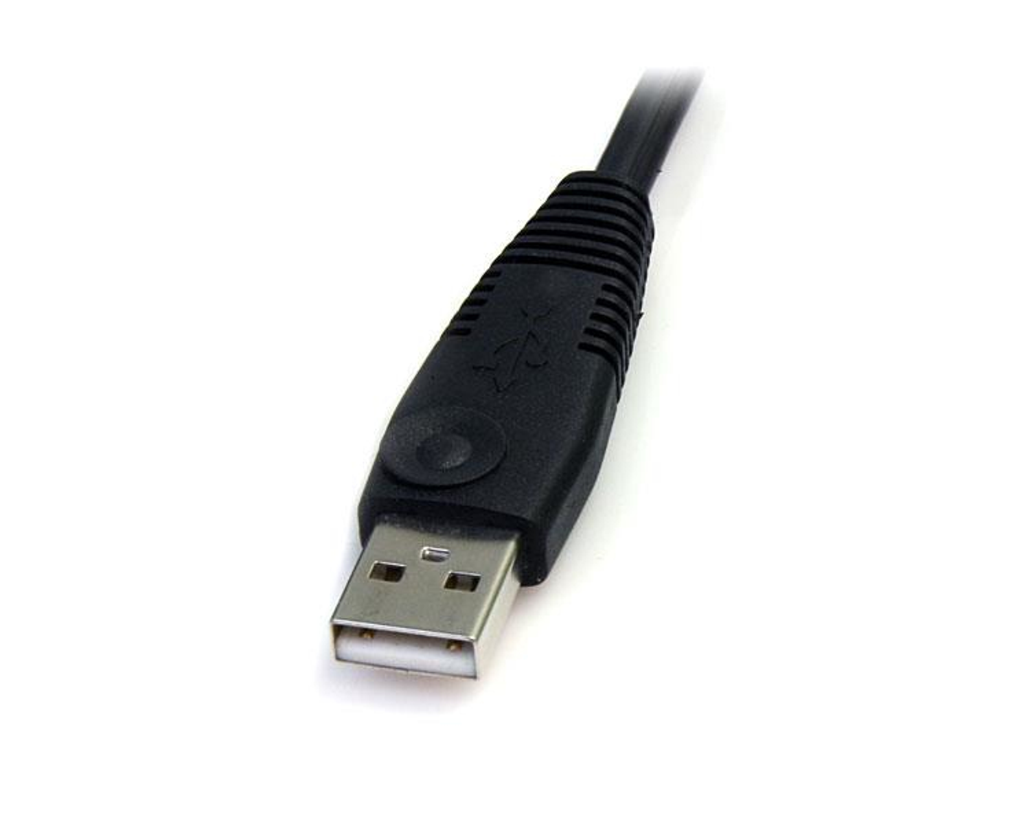 Ein schwarzes USB-Kabel mit silbernem Stecker auf weißem Hintergrund. Das Kabel ist nach rechts oben abgewinkelt.