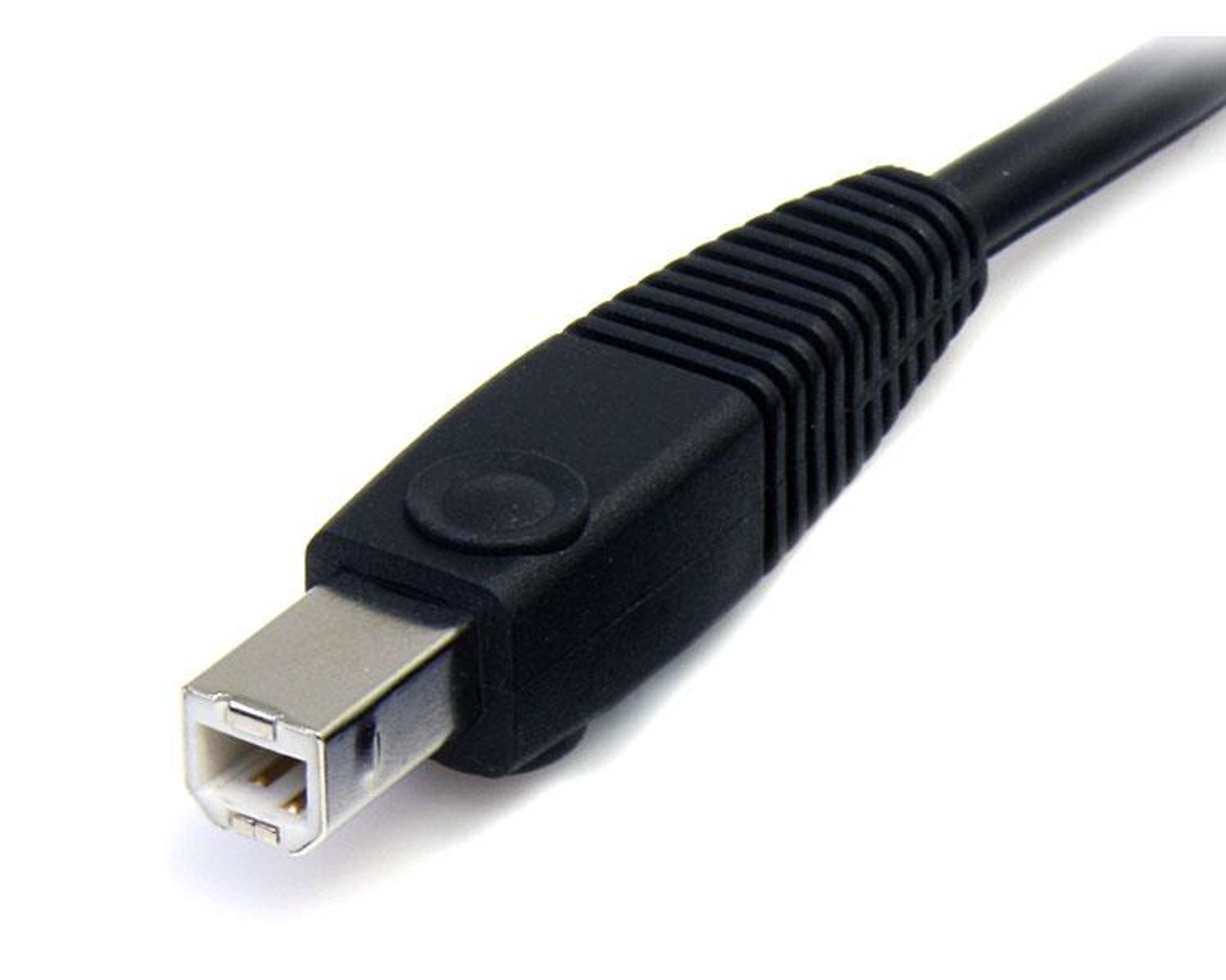 Ein schwarzes USB-Kabel mit silbernem Stecker auf weißem Hintergrund. Das Kabelende ist fokussiert.