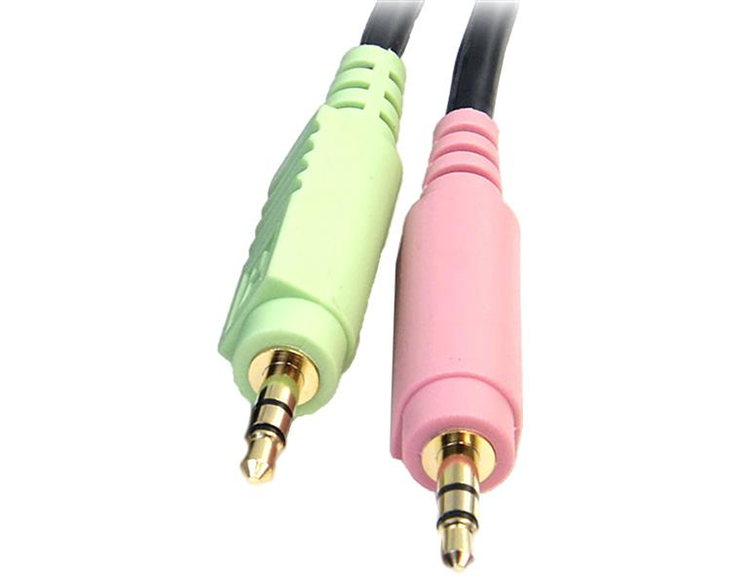 Zwei Audio-Klinkenstecker, grün und rosa, an schwarzen Kabeln, isoliert auf weißem Hintergrund. Goldfarbene Spitzen sind sichtbar.