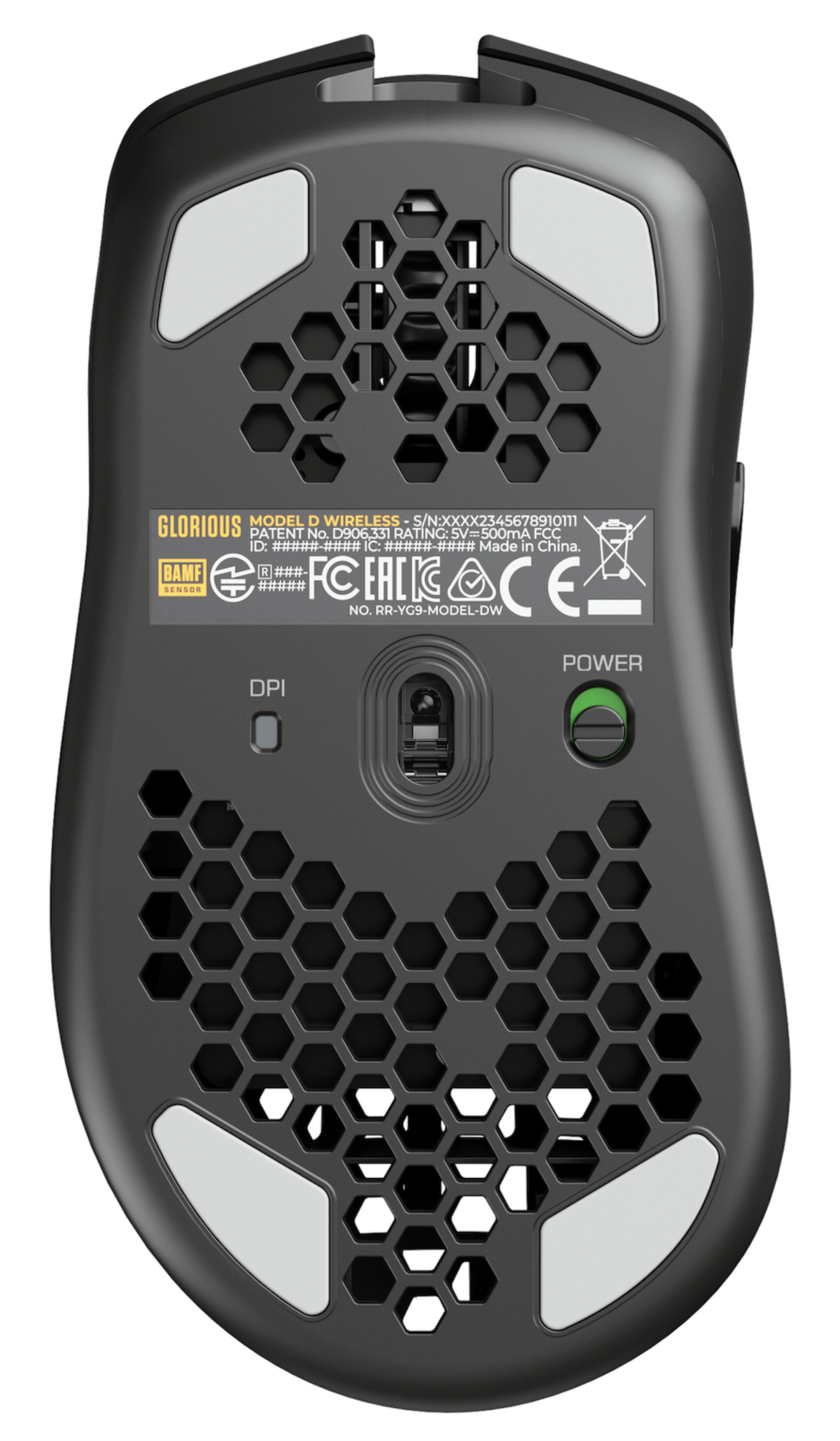 Czarny spód myszy komputerowej. Ma wzór plastra miodu, białe podkładki i zielony przycisk zasilania. Marka to Glorious.