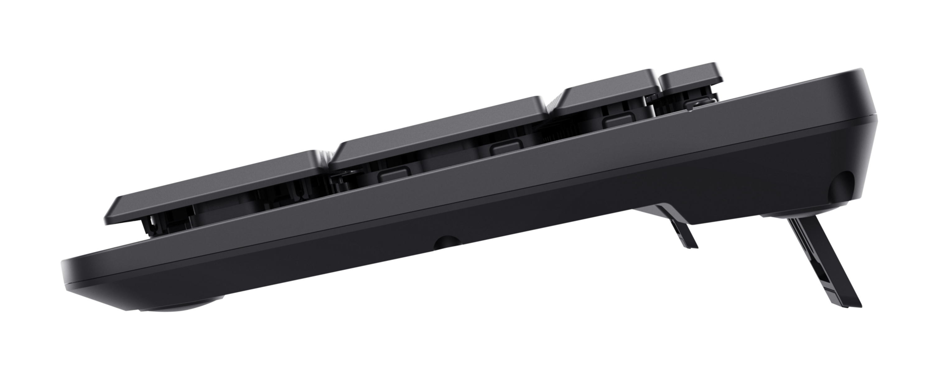 Czarna klawiatura jest pod kątem, pokazując spód. Widoczne klawisze, niektóre podniesione. Stojak jest rozłożony. Białe tło.