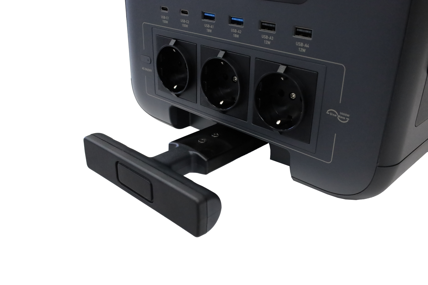 Una estación de energía negra con tres enchufes de CA, puertos USB y un asa. El fondo es negro.