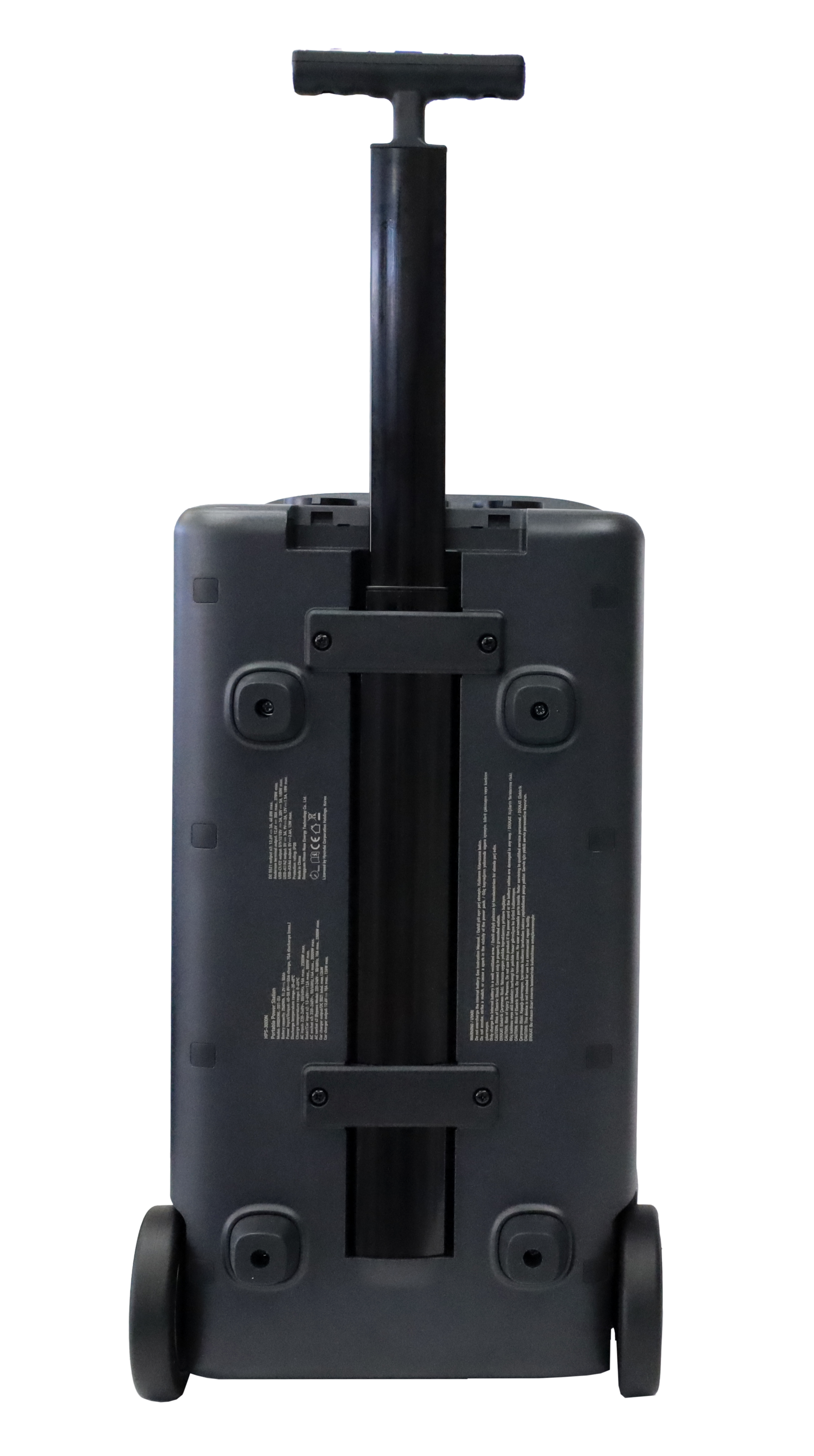 Altavoz portátil negro con ruedas, asa y asa retráctil. Parte inferior con texto y tornillos. Aislado en negro.
