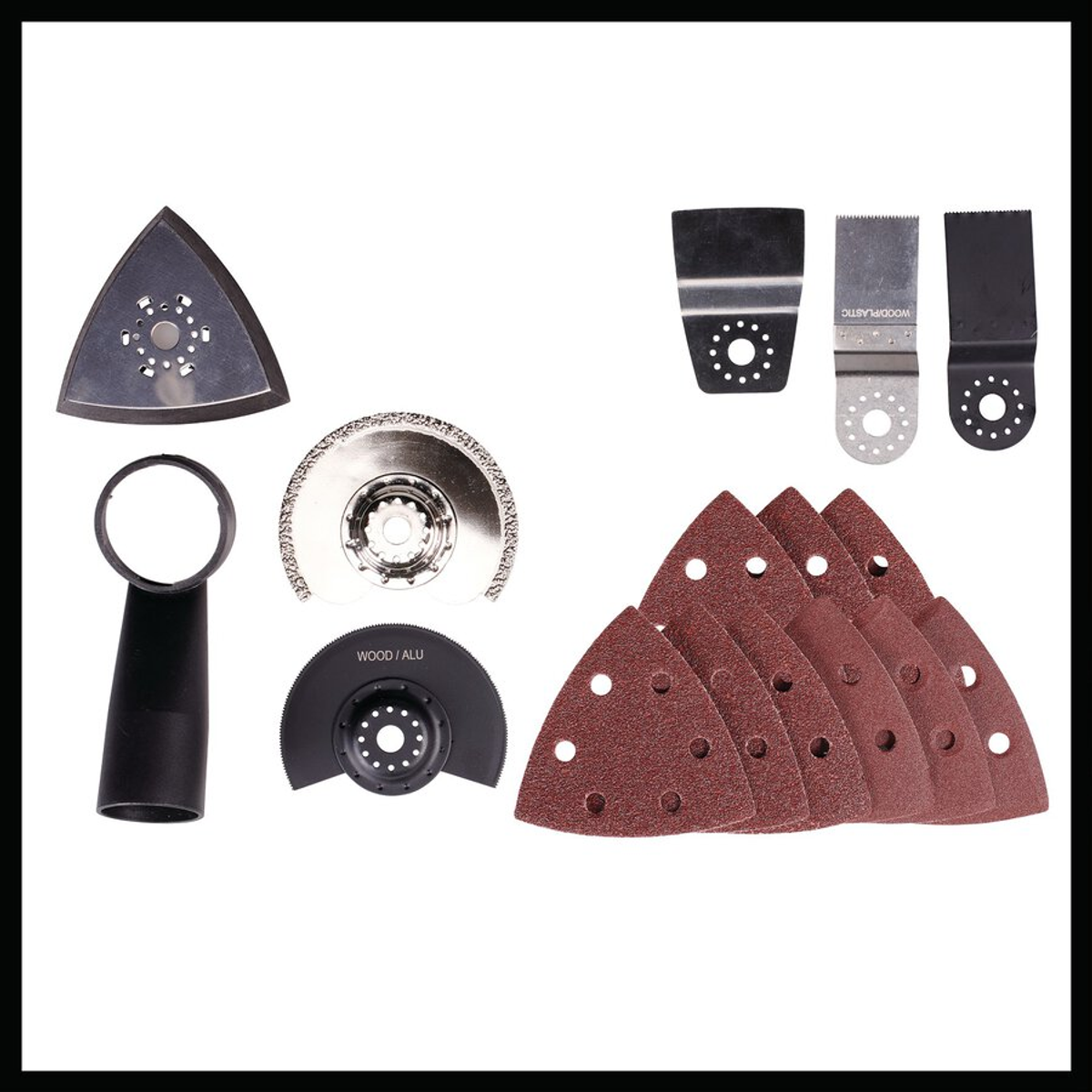 Różne ostrza do elektronarzędzi i kawałki papieru ściernego. Ostrza o różnych kształtach i rozmiarach, w tym trójkątne i prostokątne.