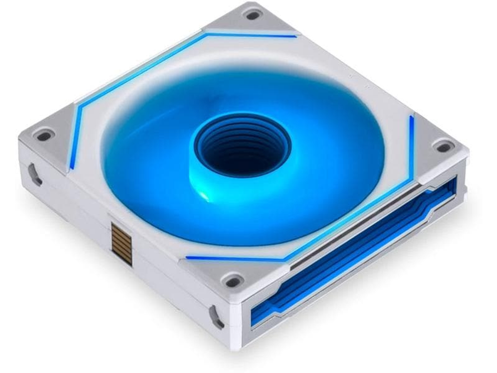 Un ventilateur d'ordinateur avec des lumières LED bleues. Le ventilateur est blanc et argenté, avec un centre bleu. Il est de forme carrée.