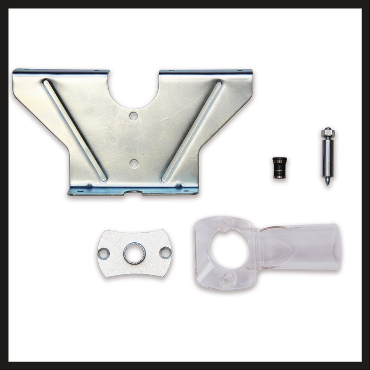 Staffa metallica, piccole parti metalliche e un pezzo di plastica trasparente sono disposti su una superficie bianca. Gli oggetti sembrano componenti hardware.