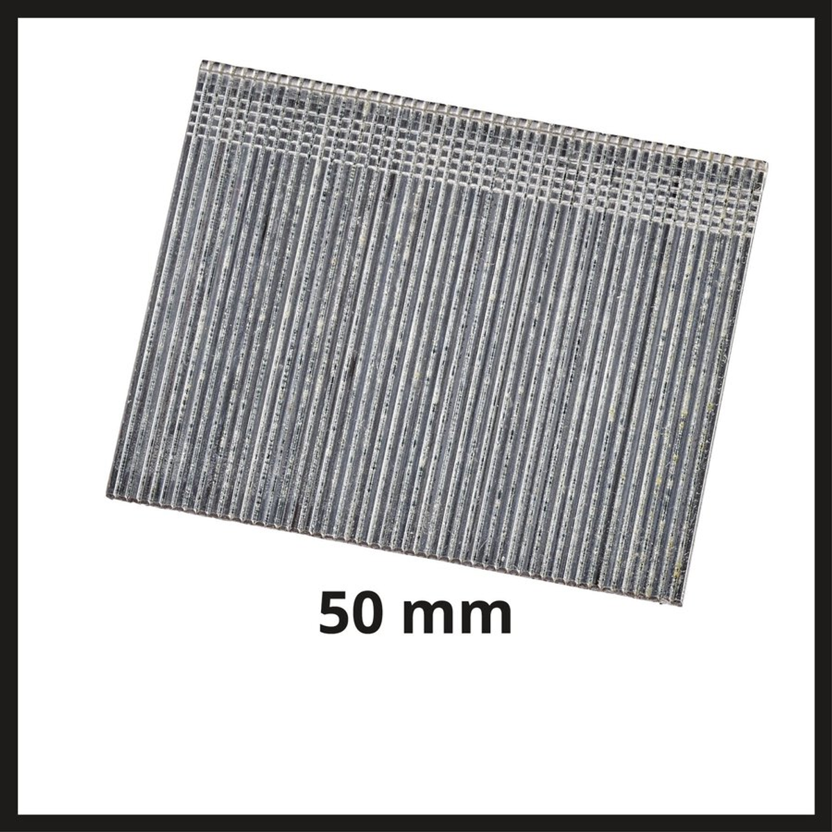 Opakowanie metalowych zszywek. Tekst "50 mm" jest poniżej. Tło jest białe z czarną obwódką.
